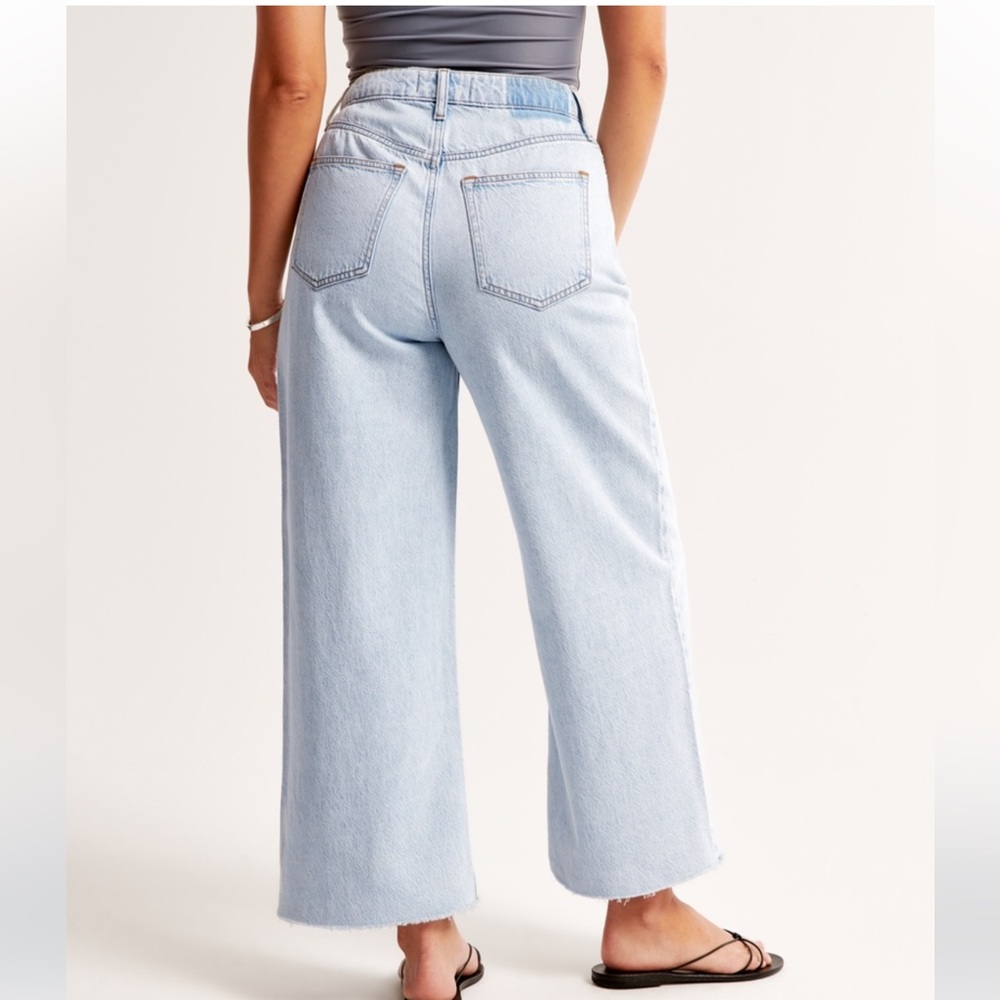 Abercrombie & Fitch Curve Love High Rise Wide Leg Cropped Jean - Picture 5 of 9